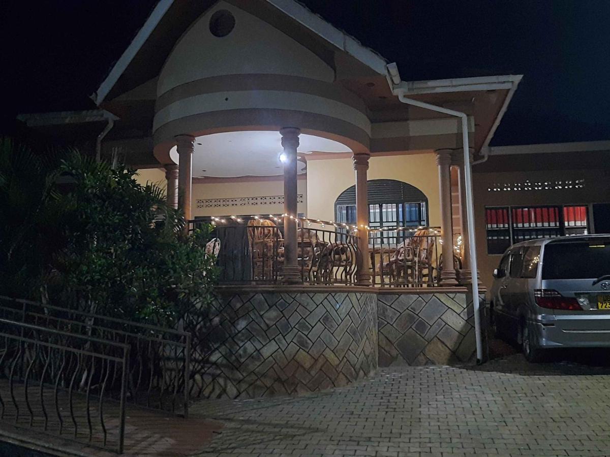 Airport Side Hotel Entebbe Buitenkant foto