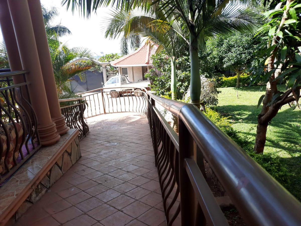 Airport Side Hotel Entebbe Buitenkant foto