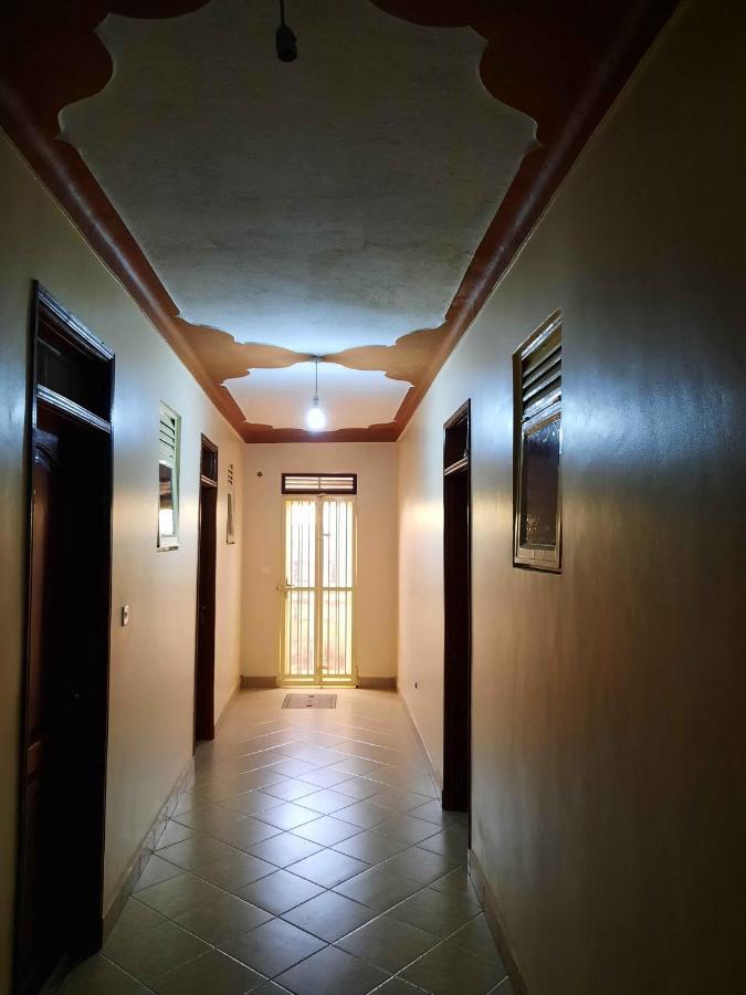 Airport Side Hotel Entebbe Buitenkant foto
