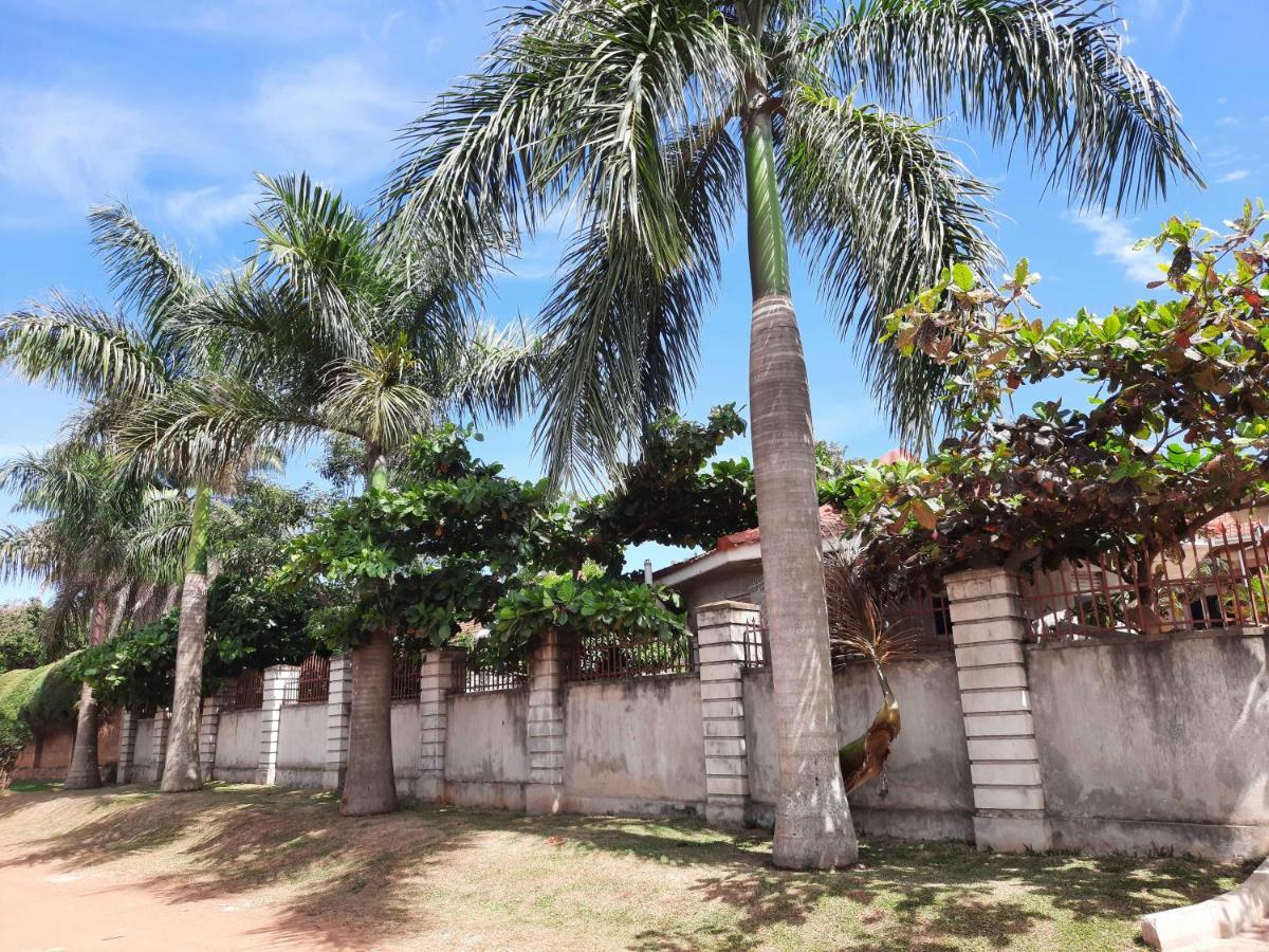 Airport Side Hotel Entebbe Buitenkant foto