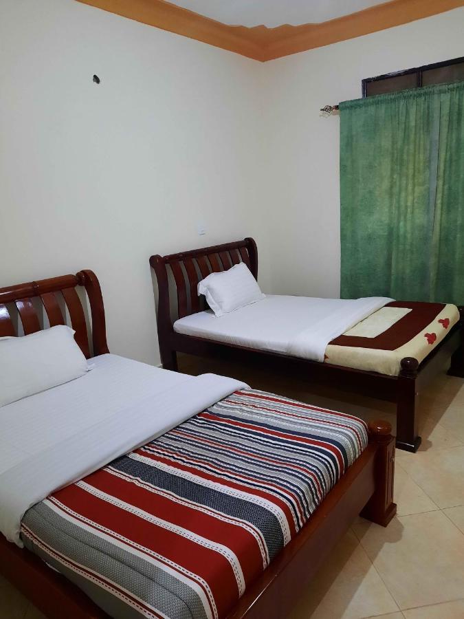 Airport Side Hotel Entebbe Buitenkant foto