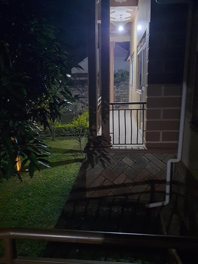 Airport Side Hotel Entebbe Buitenkant foto