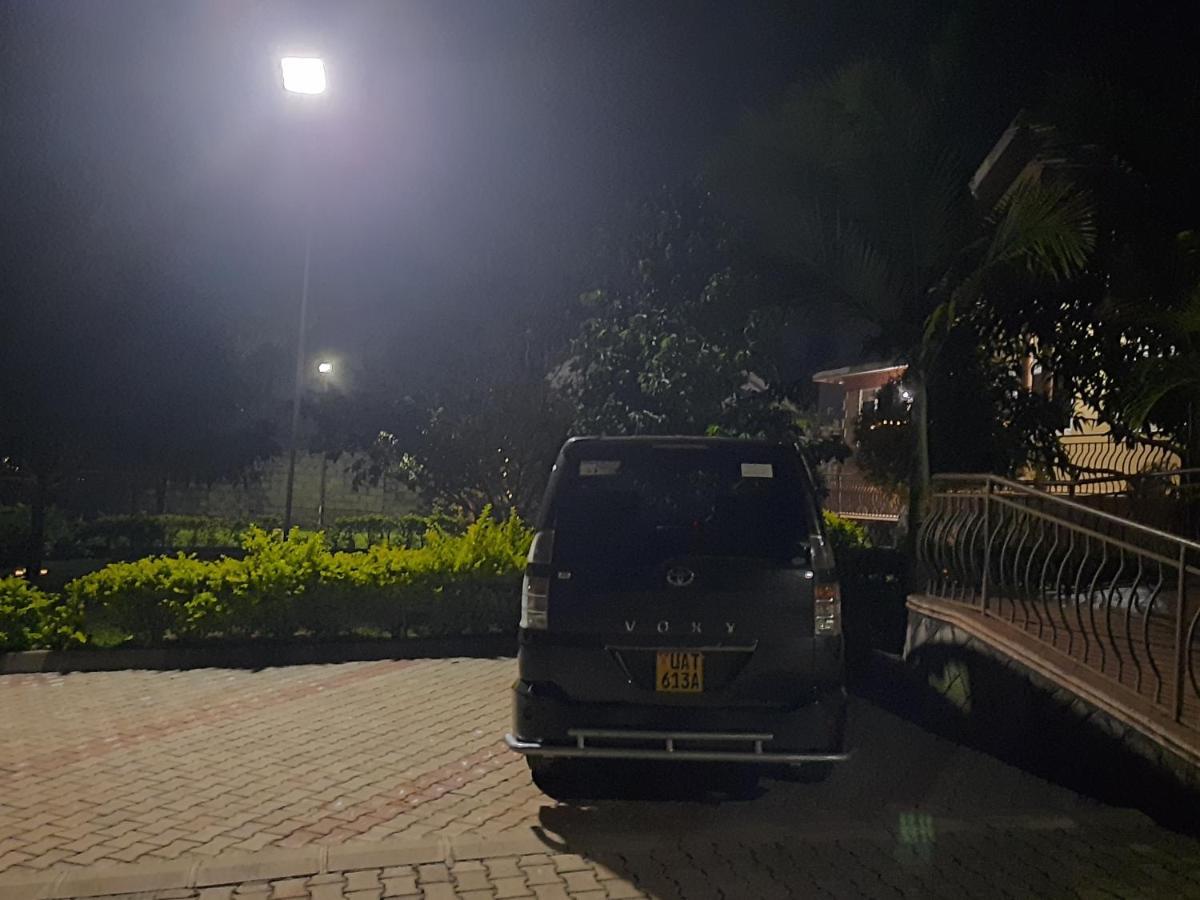 Airport Side Hotel Entebbe Buitenkant foto