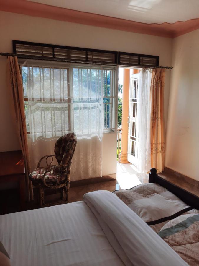 Airport Side Hotel Entebbe Buitenkant foto