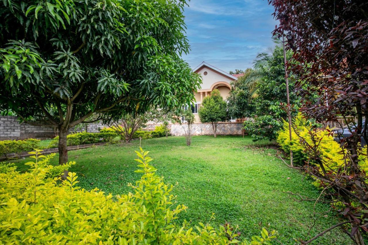 Airport Side Hotel Entebbe Buitenkant foto