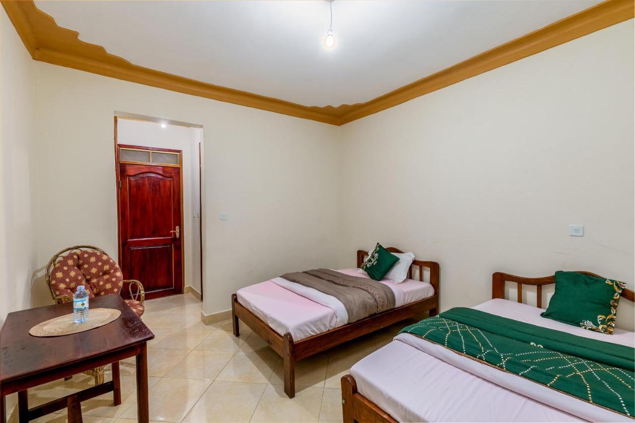 Airport Side Hotel Entebbe Buitenkant foto